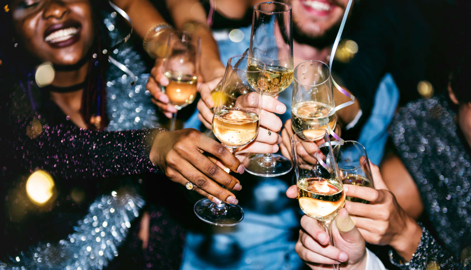 Difference between prosecco and champagne guide - party and celebration - body image