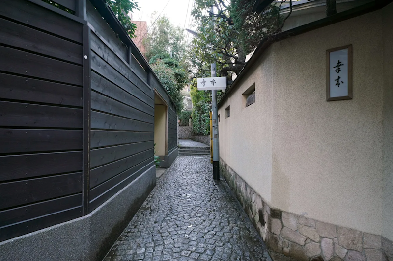 神楽坂で石畳の路地裏にひそむ、粋と甘味を歩く旅｜江戸名代亜門のふっくら鰻重ランチつき【 10/14｜10/22｜11/6｜11/9｜11/11｜11/18｜11/28 】