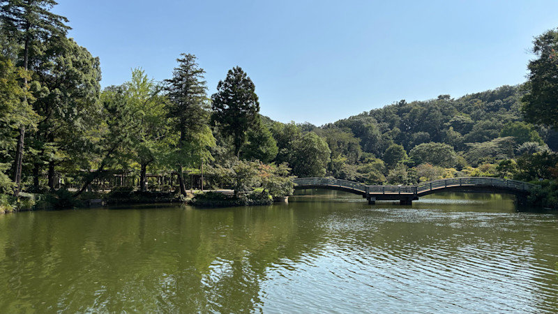 薬師池公園とリス園で自然と動物に癒される｜百年以上の歴史を持つ「お灸殿」にて割烹料理付き【 10/15｜10/27｜11/13｜11/21 】