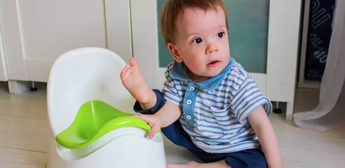 Bebé aprendiendo consejos de entrenamiento para ir al baño