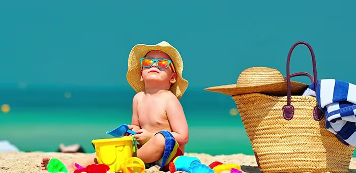 Criança na praia tomando sol