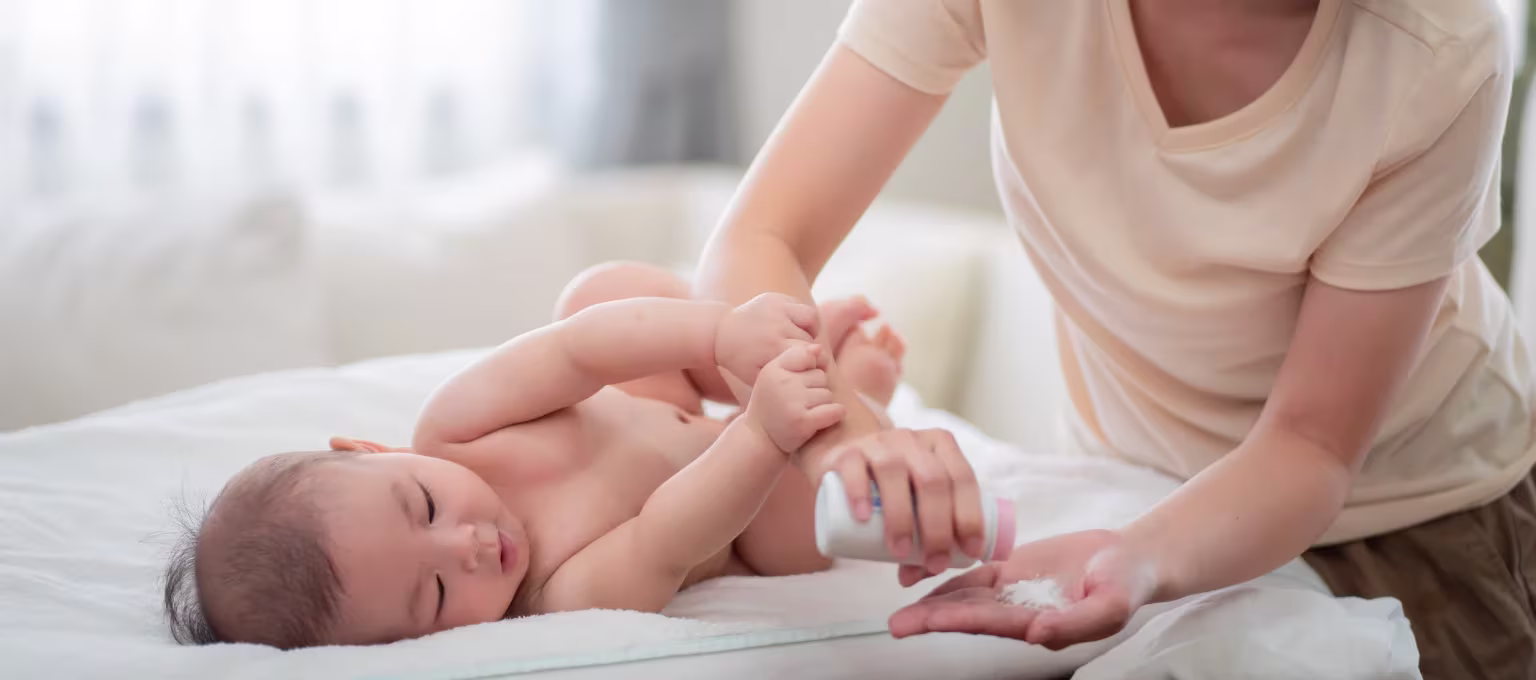 Mamá cambiando pañal a su bebé