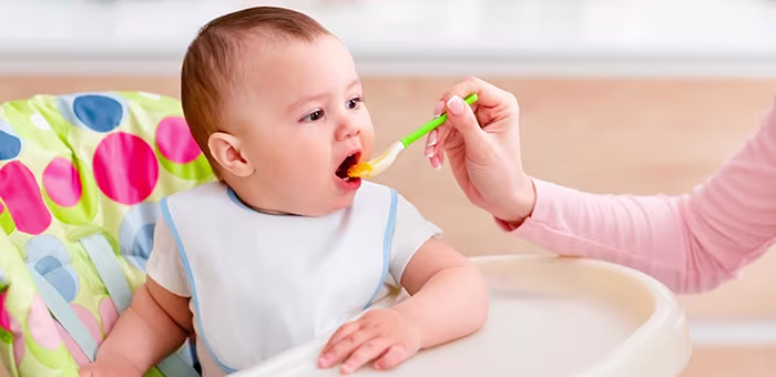 Bebé alimentándose con comida casera