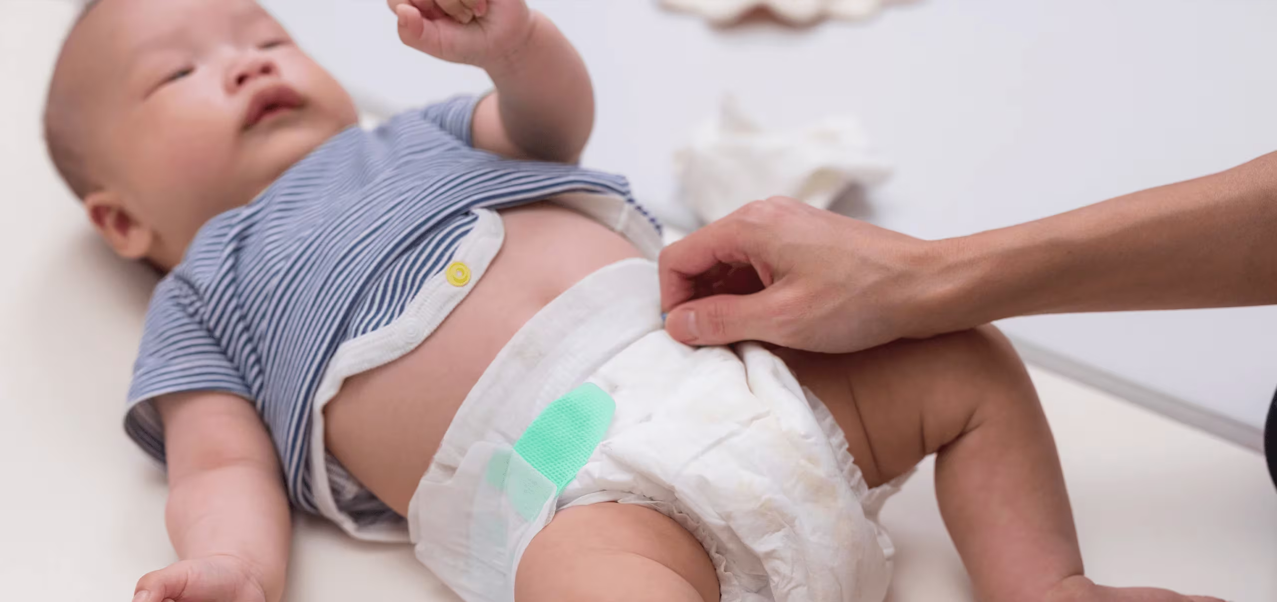 Guia completo sobre cores, textura e frequência do cocô do bebê