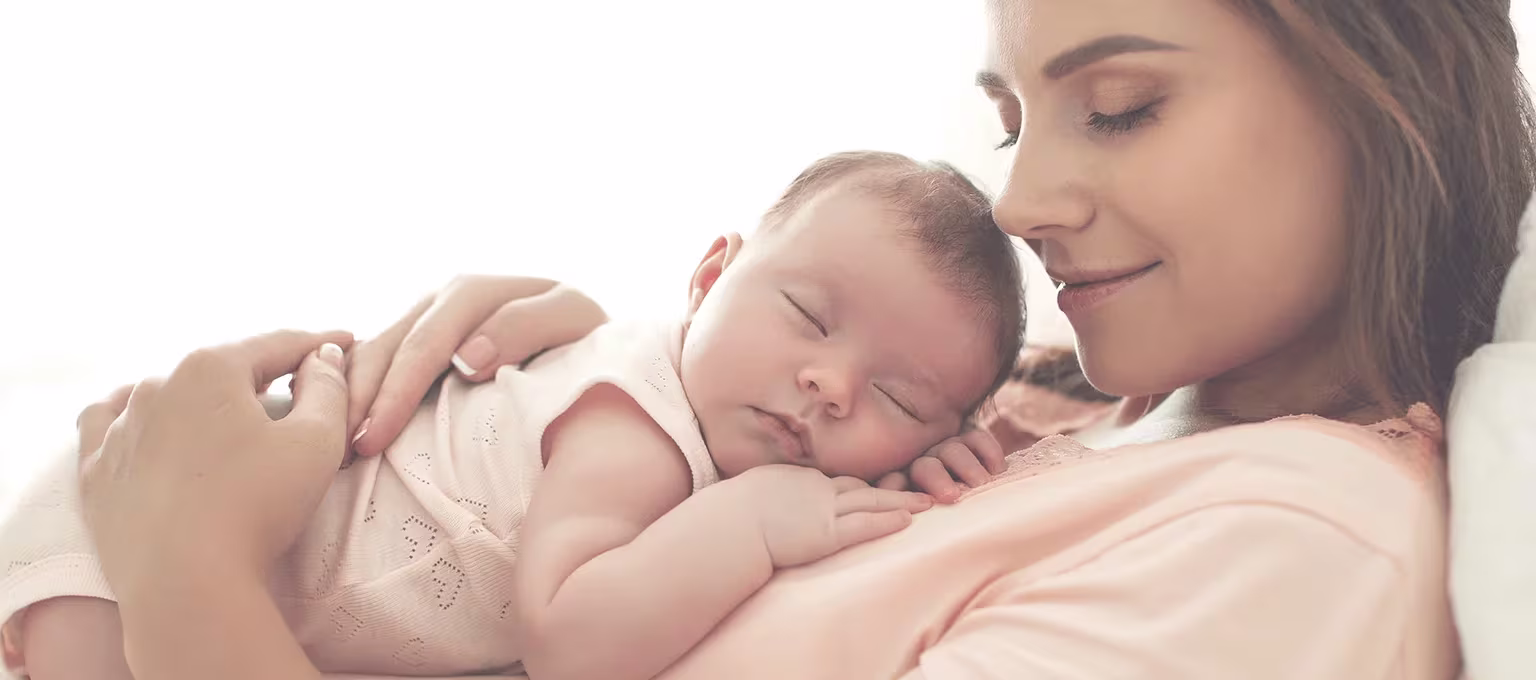Mamá latina eligiendo nombre de niño famoso