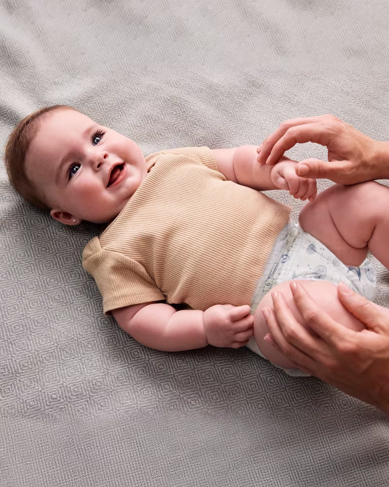 Mãe colocando uma fralda nova em seu bebê. v2