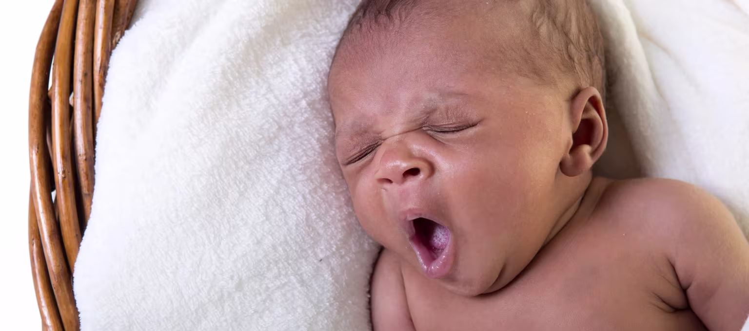 bebê dormindo com cobertor