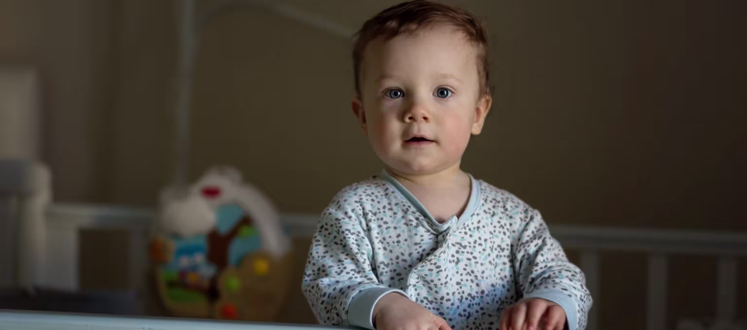 Bebê acordado não conseguindo dormir
