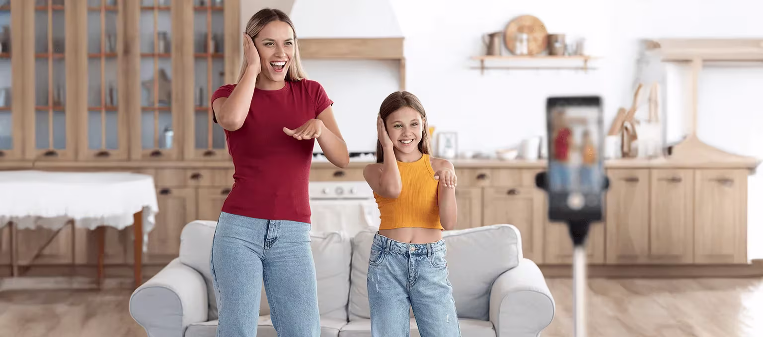 Mamá influencer haciendo videos para redes sociales con su hija