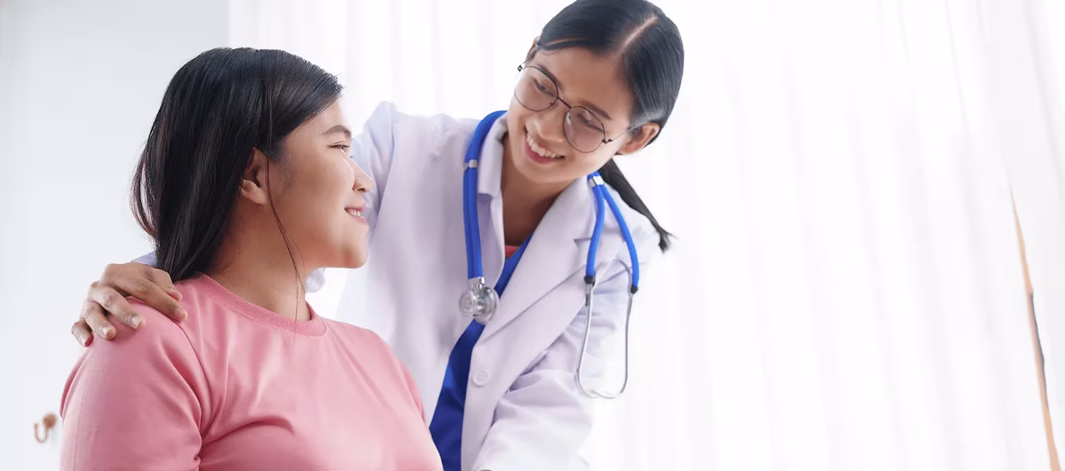 Doctora revisando a mujer embarazada con preeclampsia