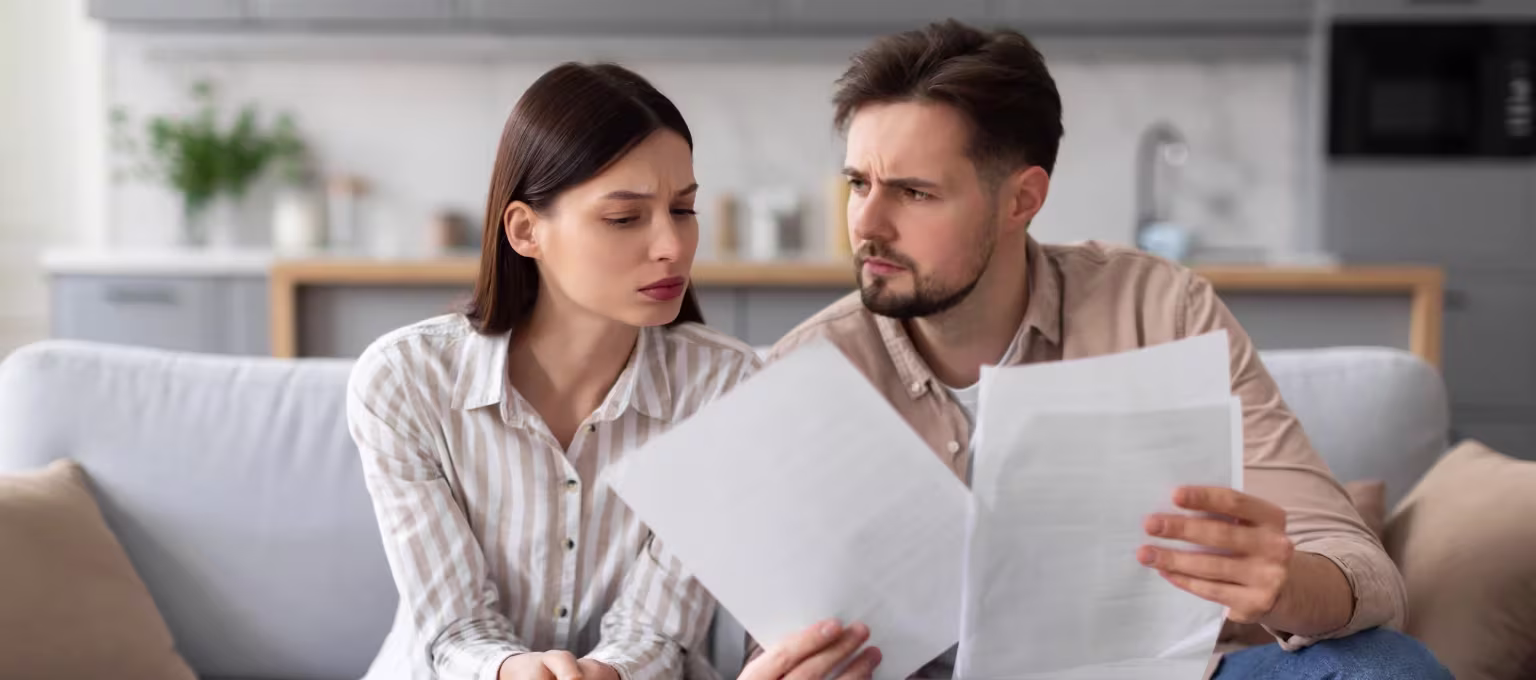 Papá primerizo y mamá primeriza discutiendo