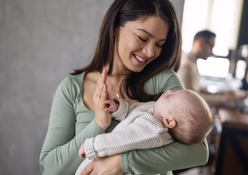 Mamá preguntándose mi bebé llora mucho y no duerme