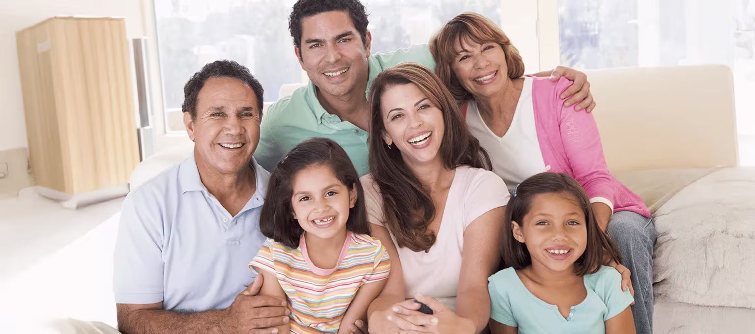 Familia extensa feliz