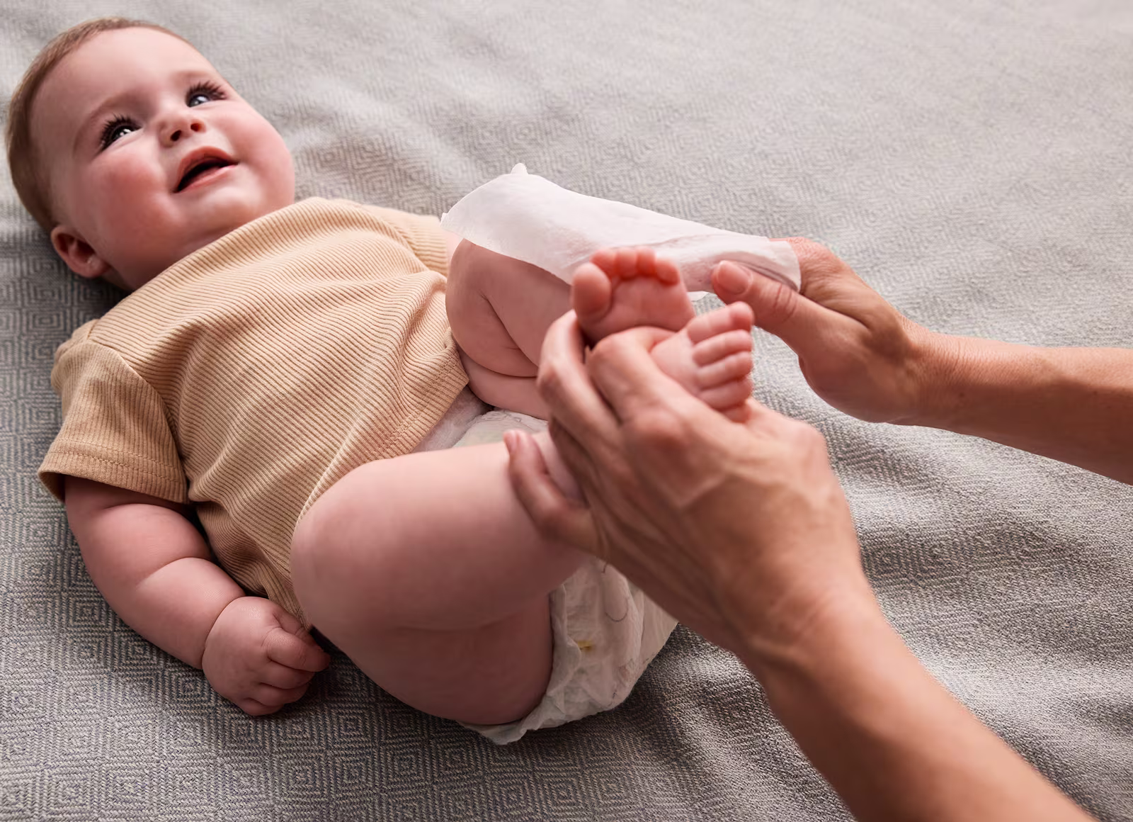 Mamãe limpando o bebê