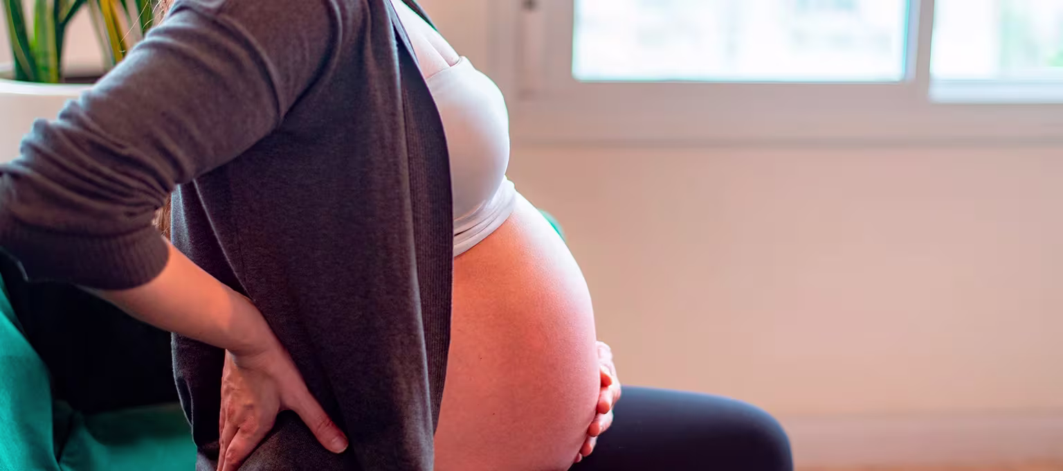 Mujer embarazada con contracciones de parto