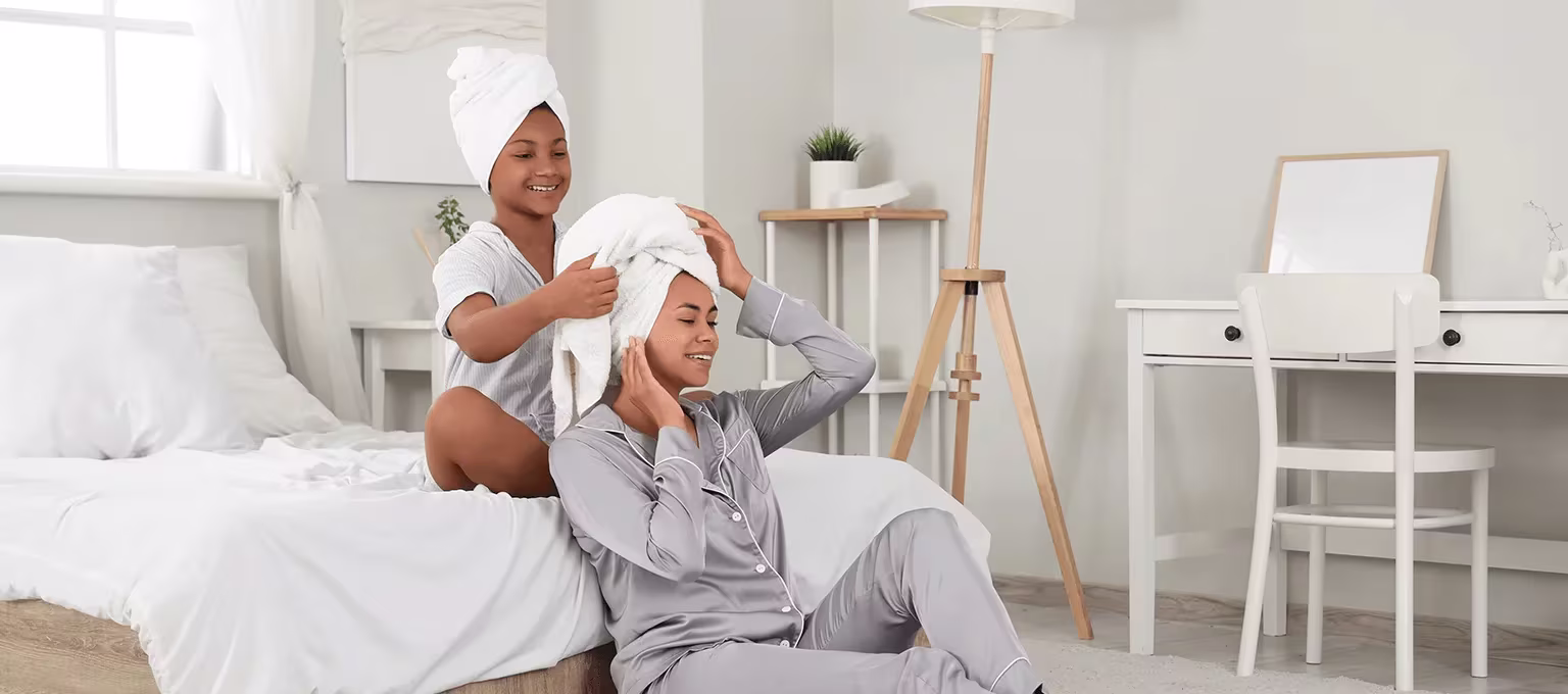Mamá joven con su hija teniendo un balance familiar