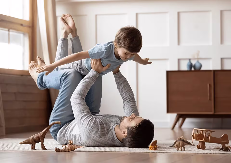 Papá e hijo celebrando el Día del Padre