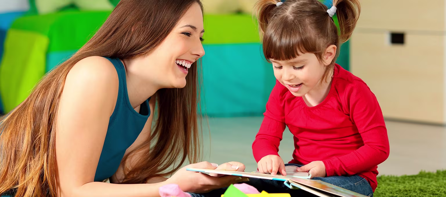 Mamá jugando con su hija juegos de imitación