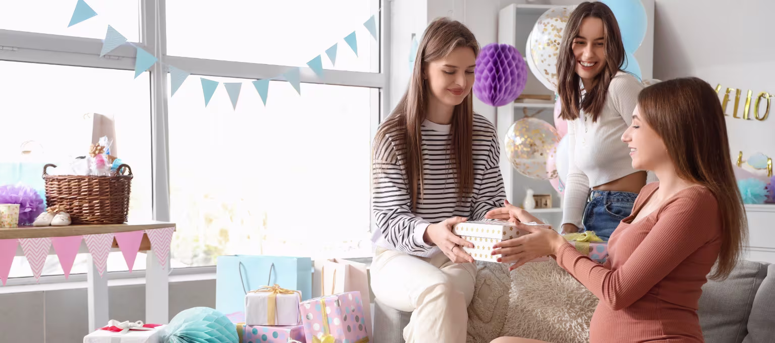 Futura mamá recibiendo regalos de baby shower