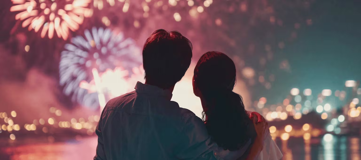 Pareja feliz con propósitos de año nuevo