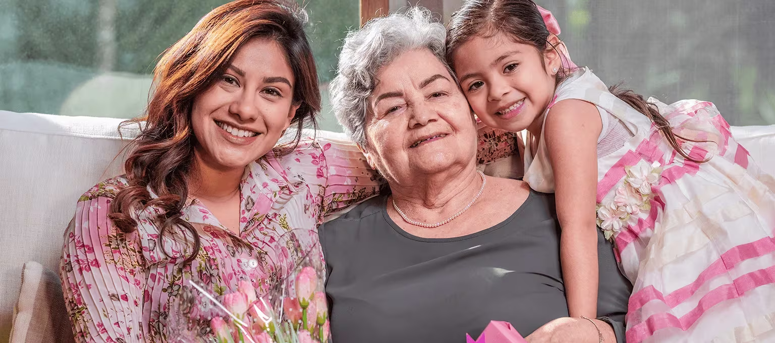 Abuela abrazando a hija y nieta