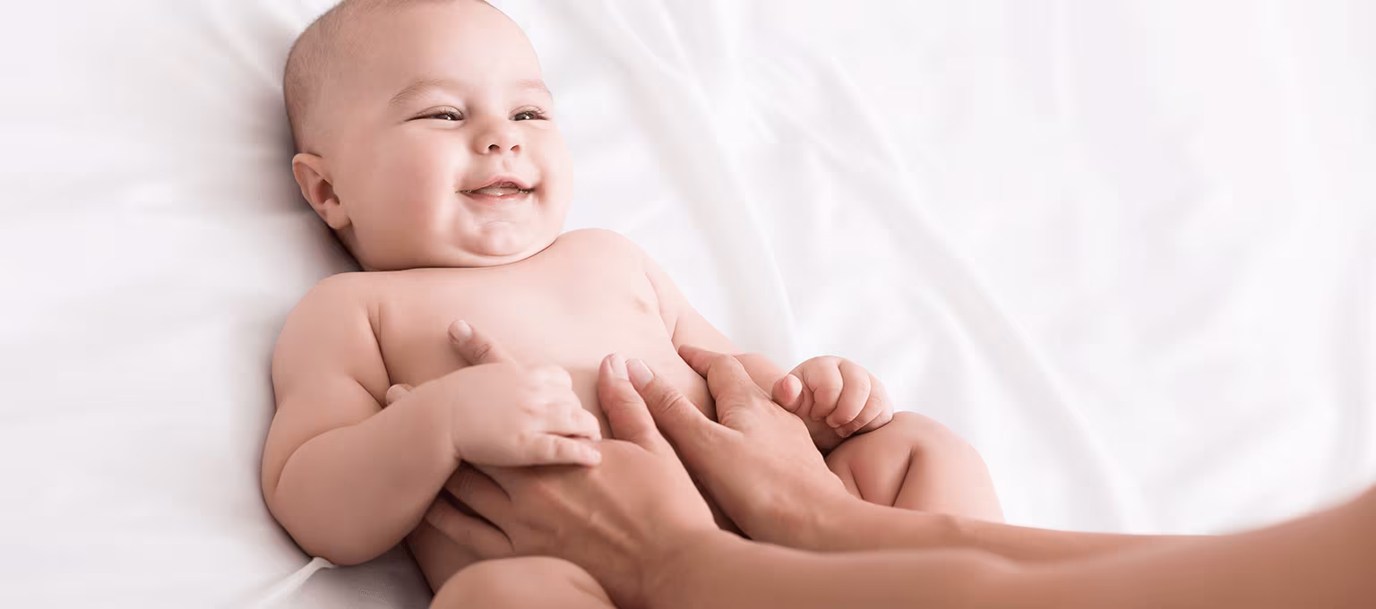 Bebé recibiendo masaje para bebés