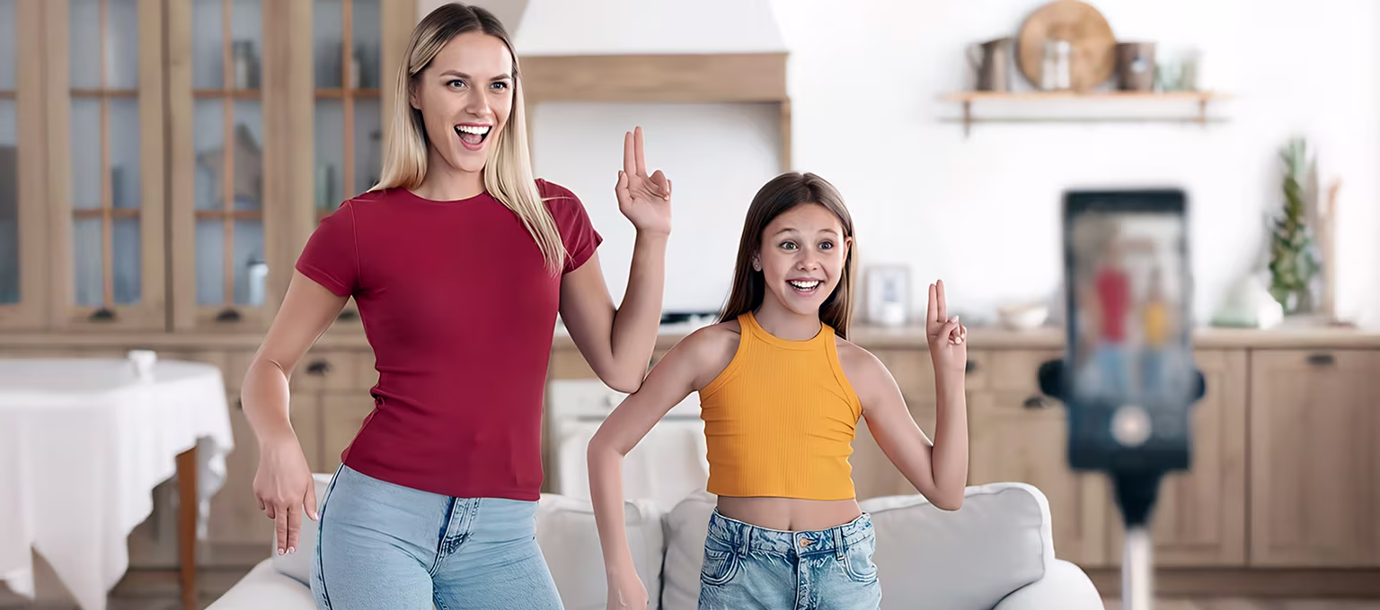 Madre influencer de Chile pasando tiempo con su hija