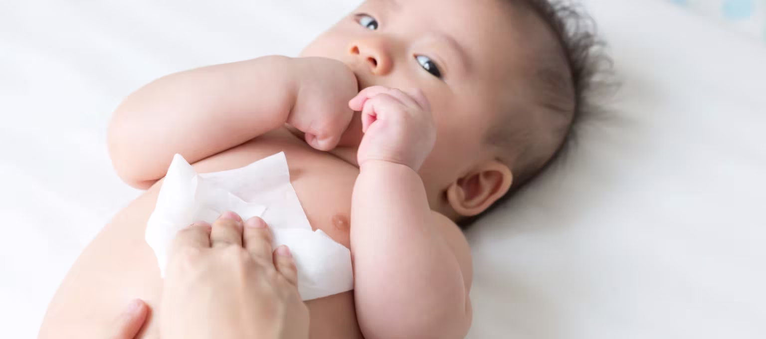 Mamá limpiando a su bebé con toallitas húmedas