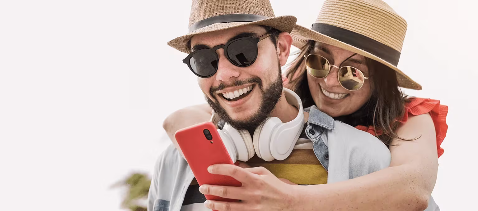 Pareja millennial disfrutando