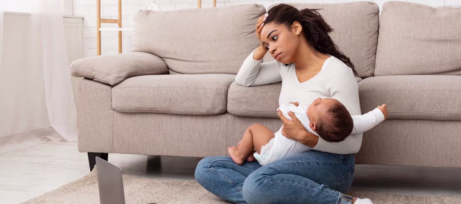 Mamá cansada de insomnio de bebé
