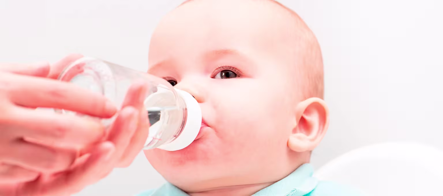 Bebê tomando água