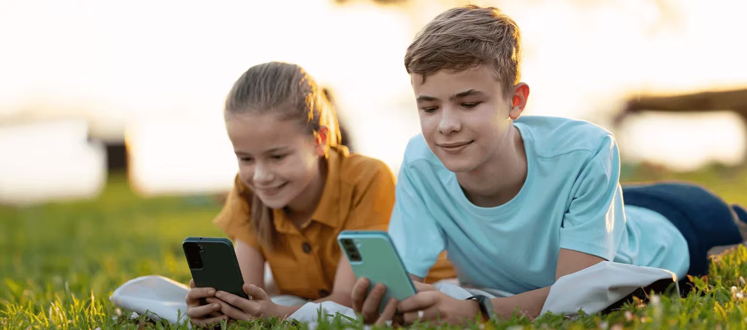 crianças com celulares