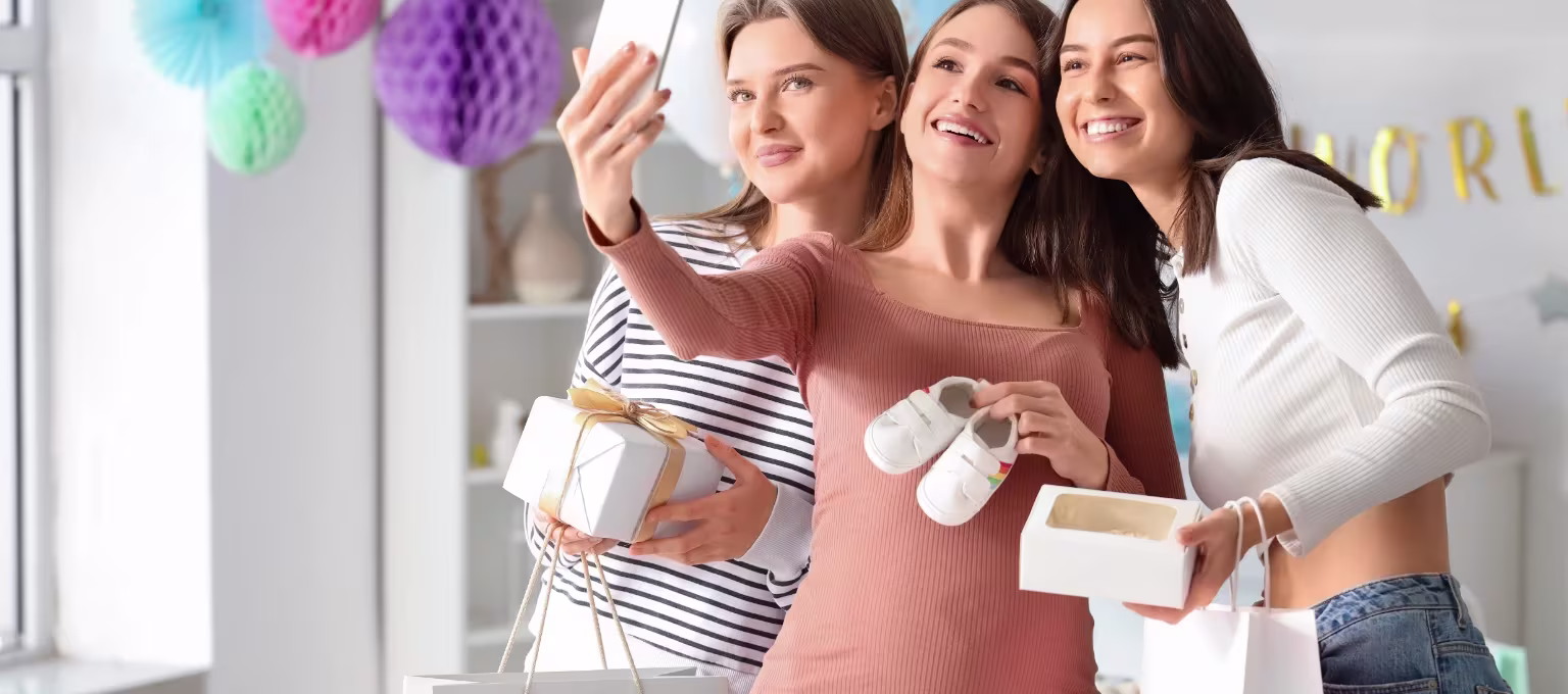 Jovenes con decoración para baby shower niña