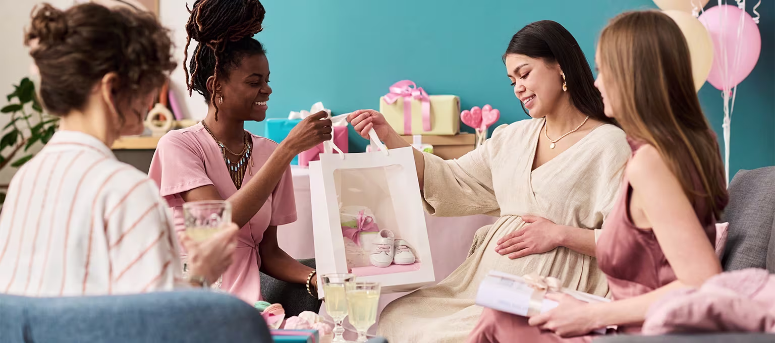 Futura mamá con juegos divertidos para baby shower