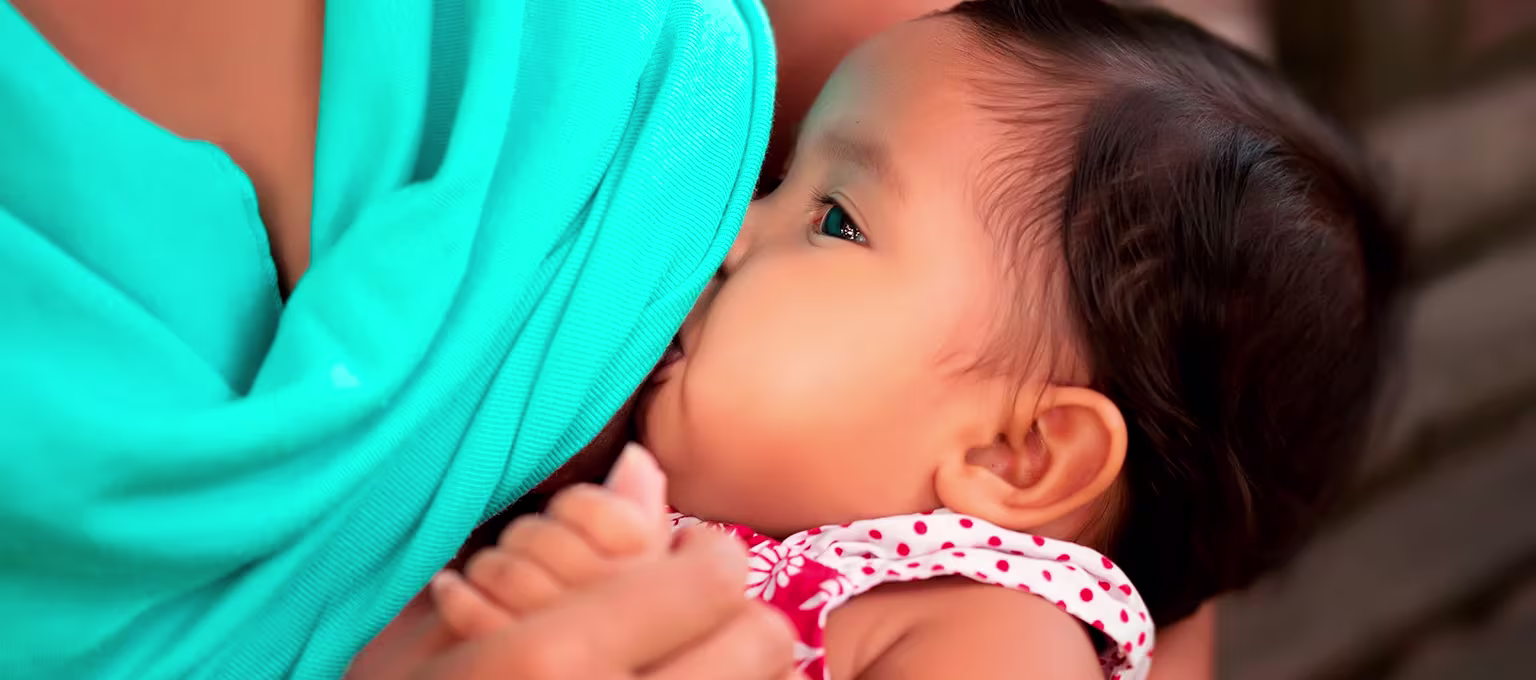 Mamá alimentando a su bebé