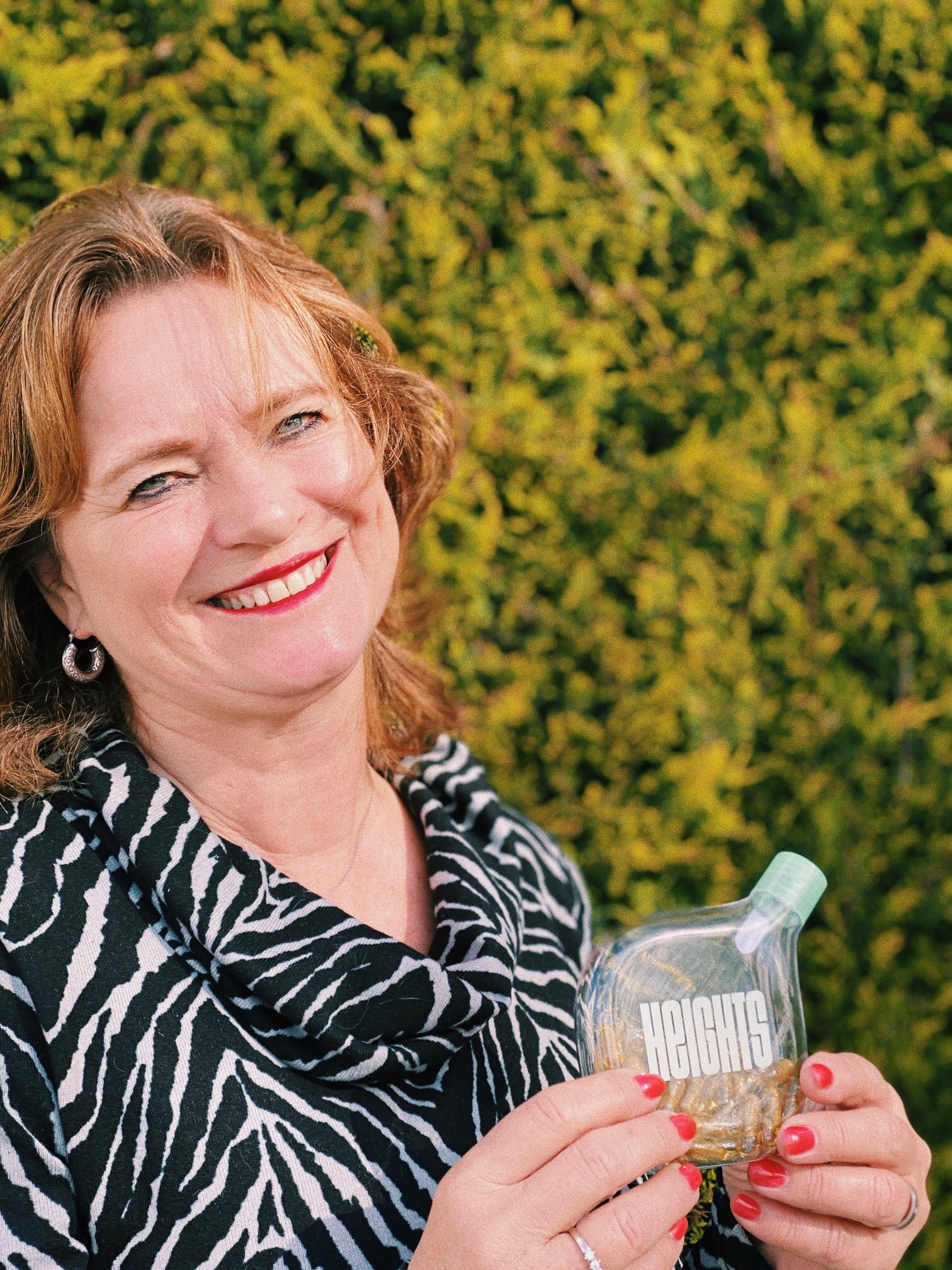 Birgitte, customer of Heights, holding the Smart Supplement