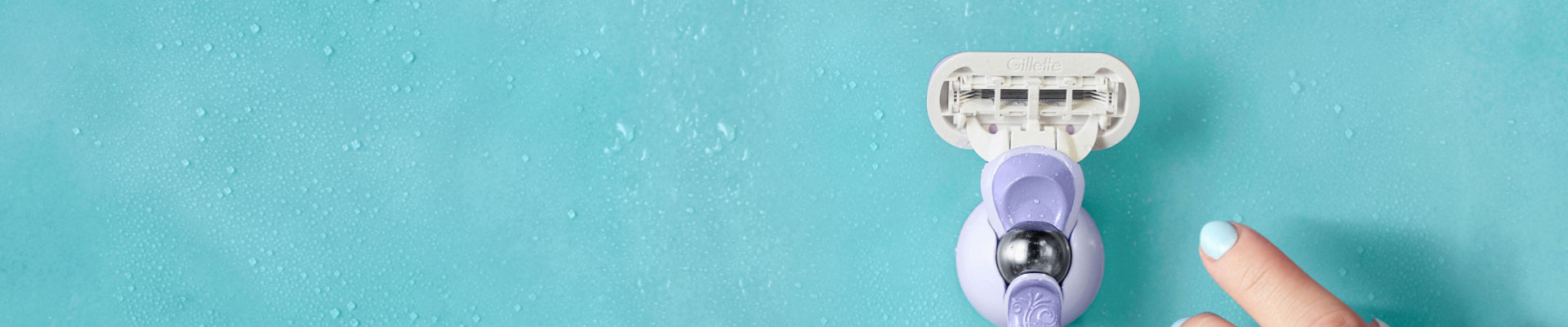 Finger zeigt auf den Gillette Venus Rasierer, der auf dem Duschhalter platziert ist