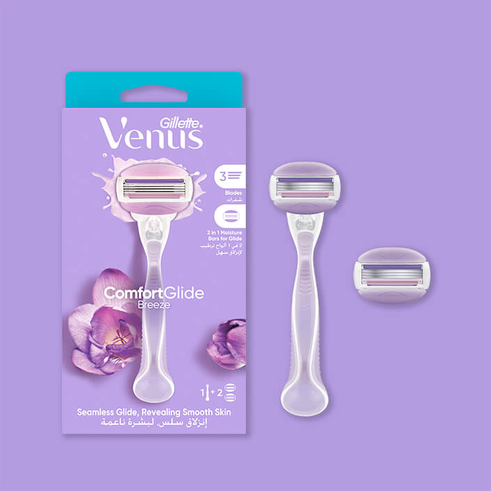 Rasoir rechargeable Gillette Venus ComfortGlide Freesia avec 3 lames, l'emballage de gauche comprend un manche et deux recharges, au milieu se trouve un manche avec une recharge montée et la tête rechargeable est affichée sur le côté droit de l'image.