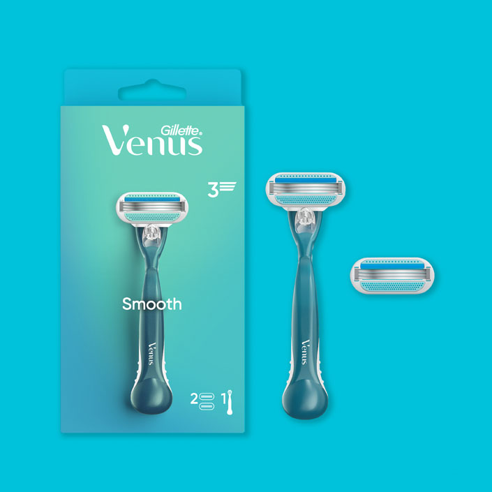 Rasoir rechargeable à 3 lames Gillette Venus Smooth, le pack de gauche contient un manche et deux recharges, au milieu il y a un manche avec une recharge montée et la tête rechargeable est montrée sur le côté droit de l'image.