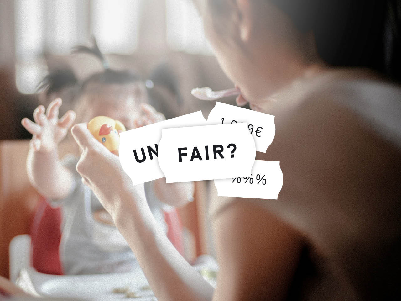 Eine Frau füttert ihr Kind am Tisch, das Kind sitzt im Hochstuhl.