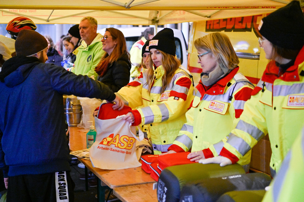Hier sieht man die Helfer des ASB bei der Arbeit