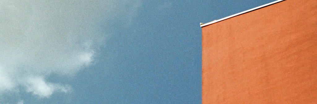 Ein klarer Himmel und ein Gebäude