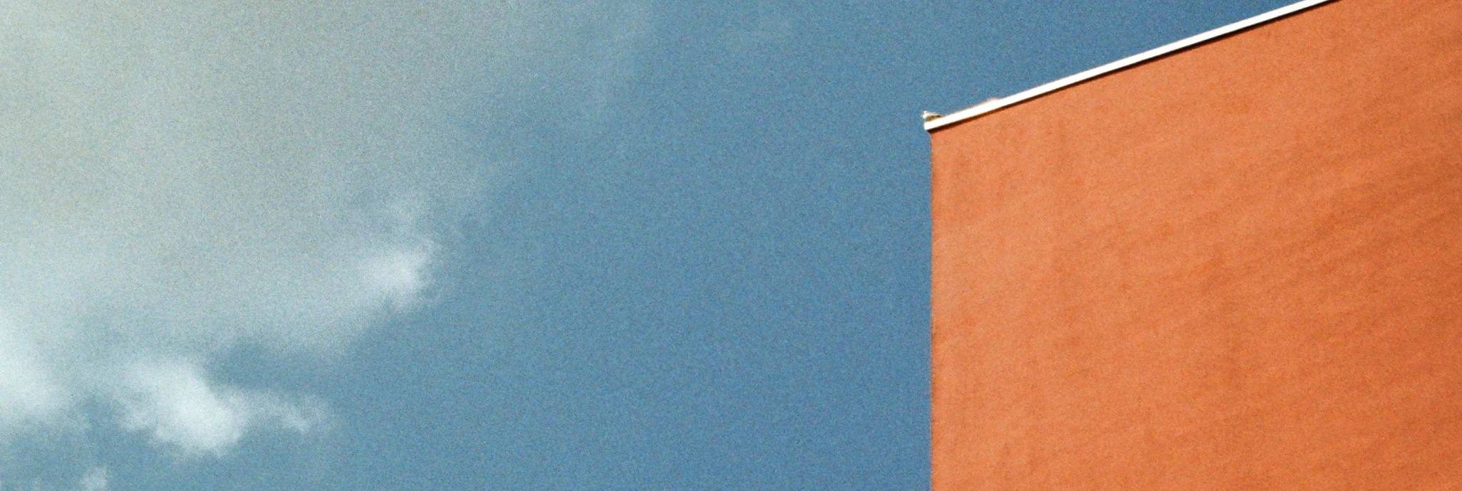 Ein klarer Himmel und ein Gebäude