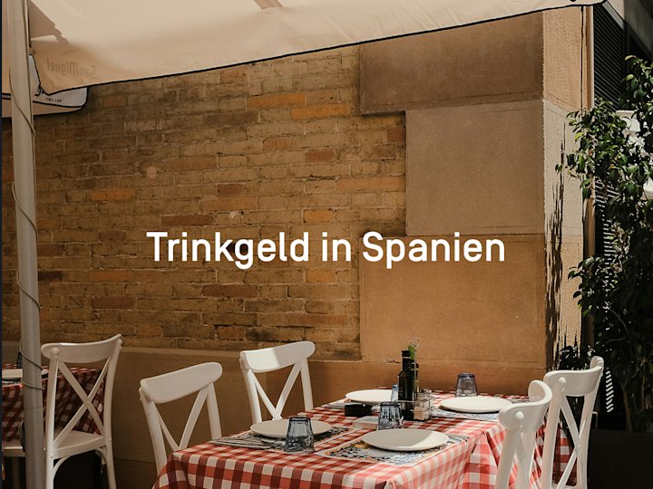 Ein gedeckter Restauranttisch für Personen, der vor einer Backsteinhauswand steht.