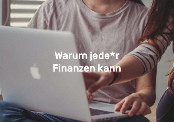 Foto von zwei Menschen am Laptop mit Text "Warum jede*r Finanzen kann"