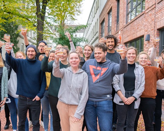 Unser Team feier den Erfolg des Crowdinvestings