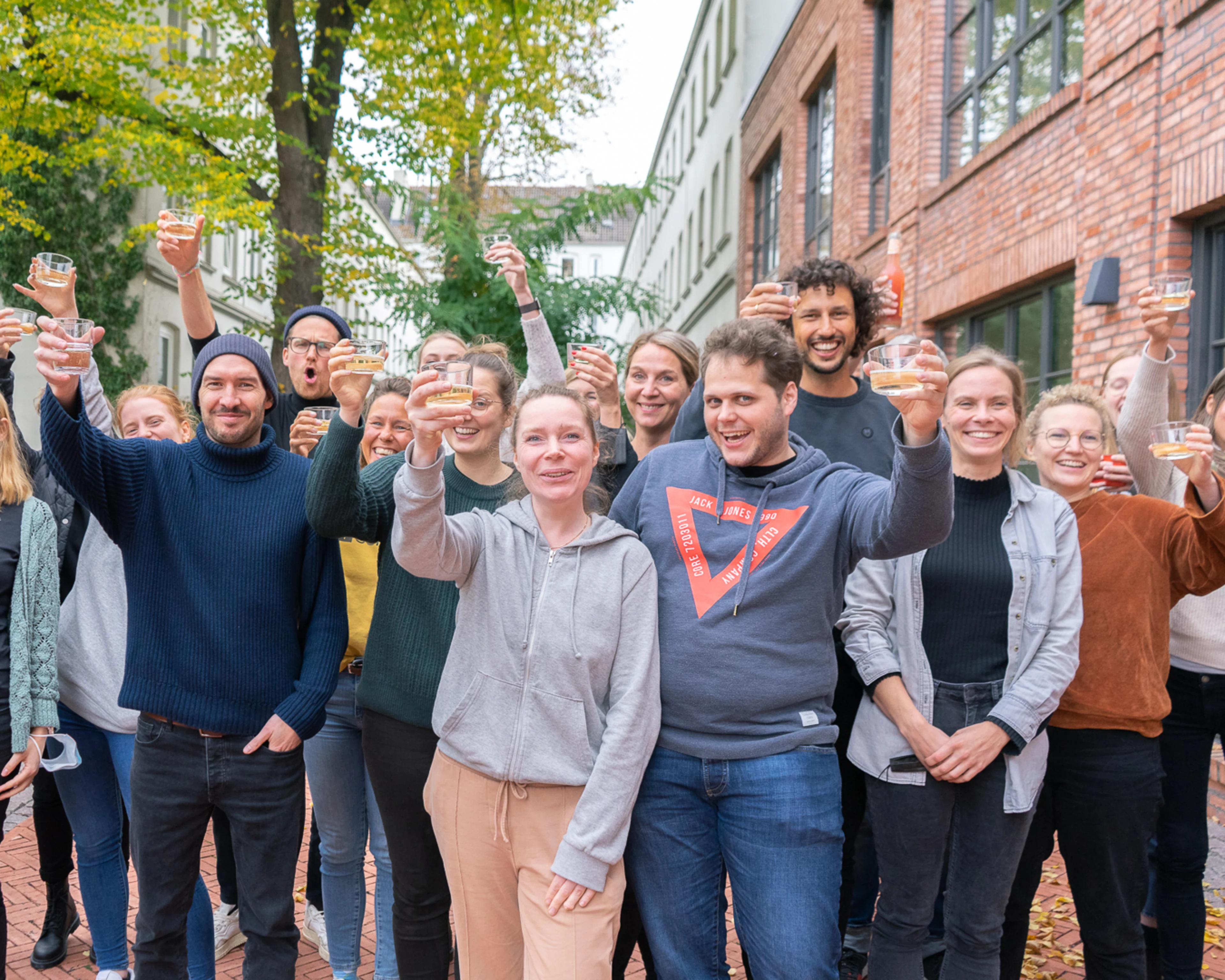 Unser Team feier den Erfolg des Crowdinvestings