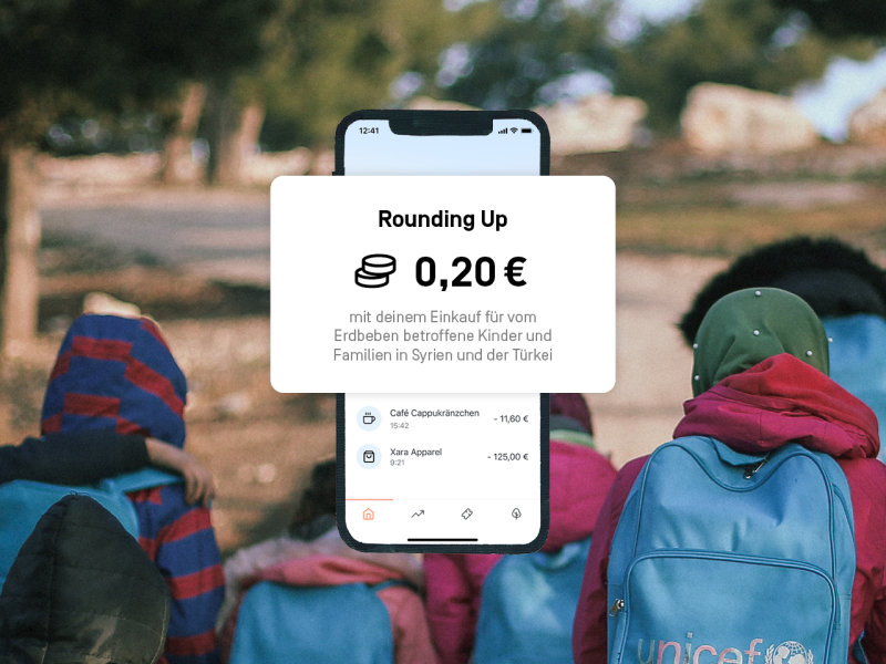 Fotografie mit Rückansicht von Kindern. Darauf Text: "Rounding Up mit deinem Einkauf für vom
Erdbeben betroffene Kinder und Familien in Syrien und der Türkei"