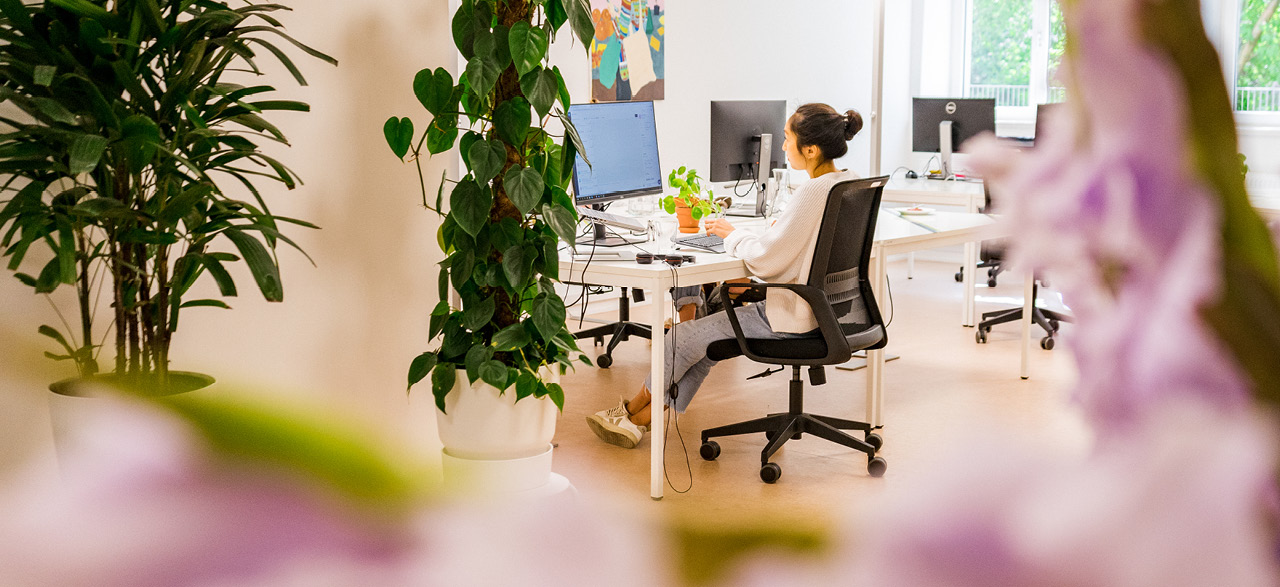 Bild vom Tomorrow Büro und einer Frau am Arbeitsplatz