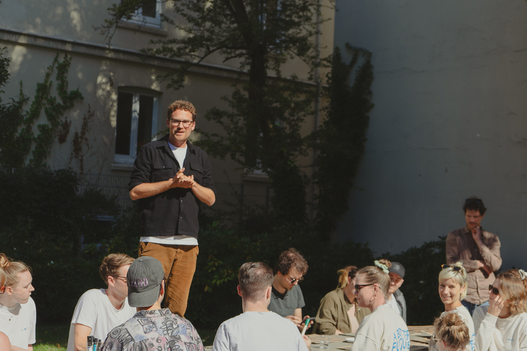 Jakob Berndt, Co-Founder und Co-CEO von Tomorrow hält eine Ansprache.